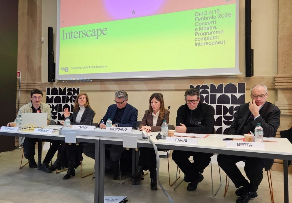 Conferenza stampa di Tono festival, il festival del Politecnico delle Arti, presentato a Bergamo il 28 gennaio. Si svolgerà in diversi luoghi della città dal 3 al 15 febbraio