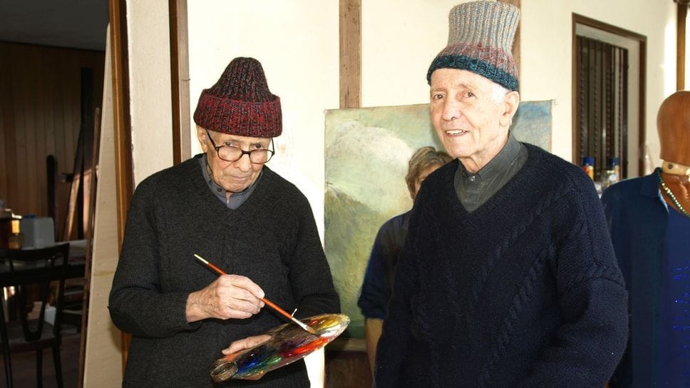 Don Giovanni Sarzilla, a sinistra, con il fratello Attilio nel 2013. I due fratelli, gemelli, furono ordinati sacerdoti il 30 maggio del 1953