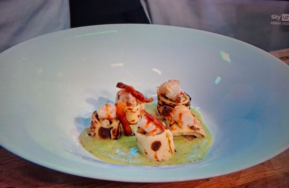 La vellutata di zucchine con patate, gambero scottato al limone e chips di guanciale croccante