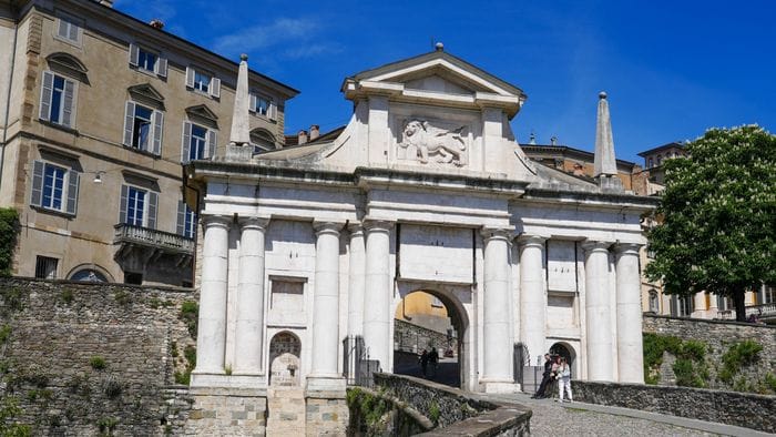 stop alle bombe sui civili porta san giacomo illuminata di blu per due serate