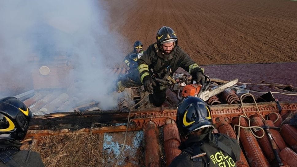 I vigili del fuoco impegnati a domare un incendio sul tetto di un cascinale nella Bassa
