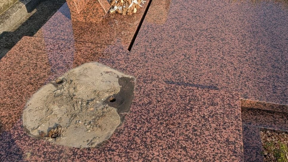 Una tomba del cimitero di Pedrengo da cui è stata rubata una statua