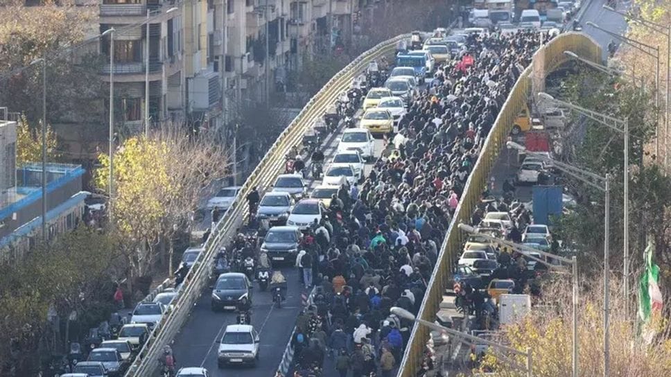 Corteo di protesta in una città iraniana