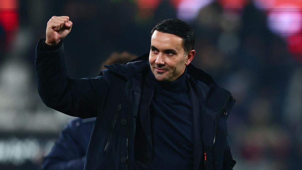 Raffaele Palladino esulta dopo la vittoria con la Roma di Gasperini alla New Balance Arena.