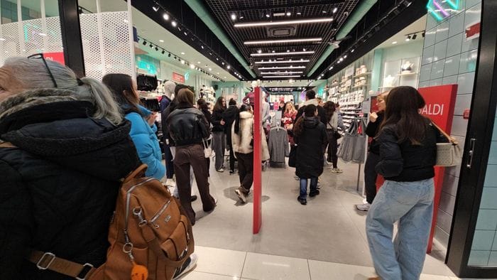 Saldi al via, caccia allo sconto ma senza code ai negozi Il decalogo per evitare raggiri Saldi al via, caccia allo sconto ma senza code ai negozi Il decalogo per evitare raggiri