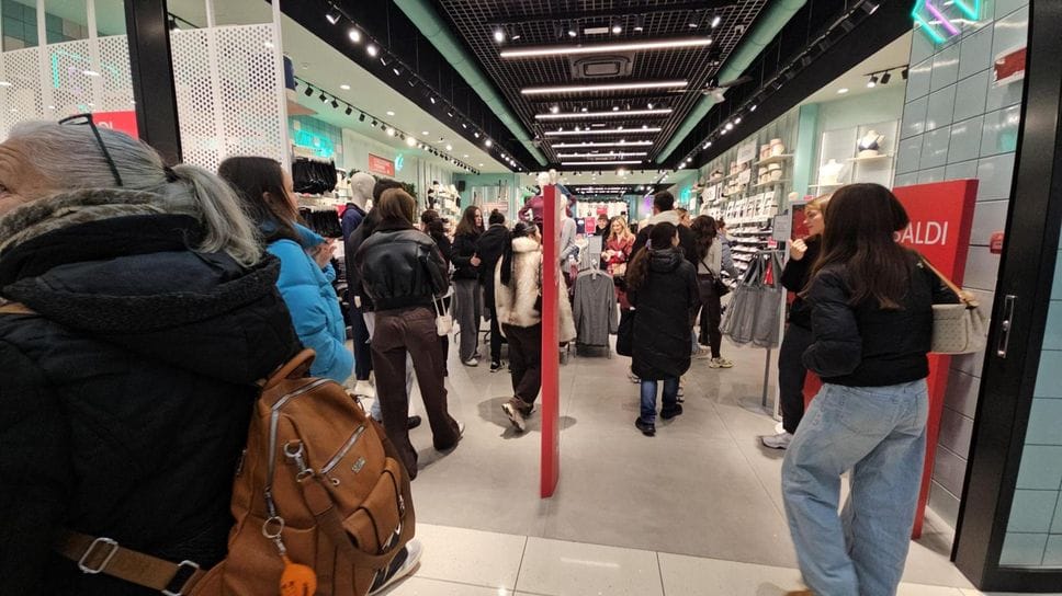 Negozi di abbigliamento e intimo, buona affluenza a Oriocenter per la prima giornata di saldi