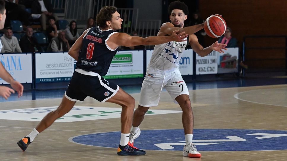 Con la palla in mano Richard Ygor Morina, 21 anni, play-guardia della Tav Treviglio