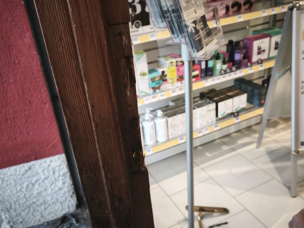 La porta di ingresso manomessa