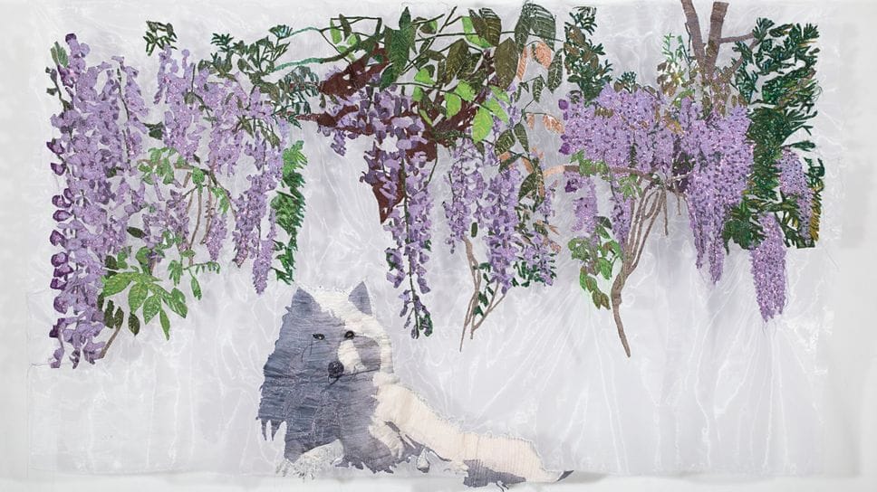 Senza titolo di Ana Silva(2025). Ricami, pigmenti naturali e glitter su crinolina