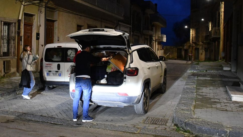 Residenti nella zona rossa interessata dalla frana di Niscemi lasciano le abitazioni