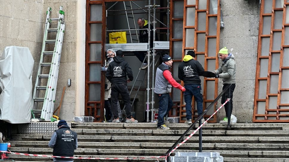 Entro venerdì 30 gennaio verrà montato il portone restaurato su via Locatelli, poi ci si occuperà di quello su via Masone