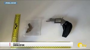 Arma nascosta in un beauty case: due arresti in un B&b in via Borfuro