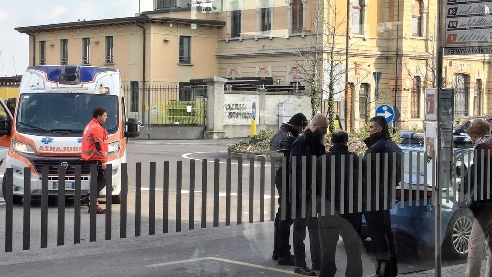 L’intervento dell’ambulanza per soccorrere un controllore di Atb aggredito nel pomeriggio di sabato 31 gennaio sulla Linea 1 in stazione