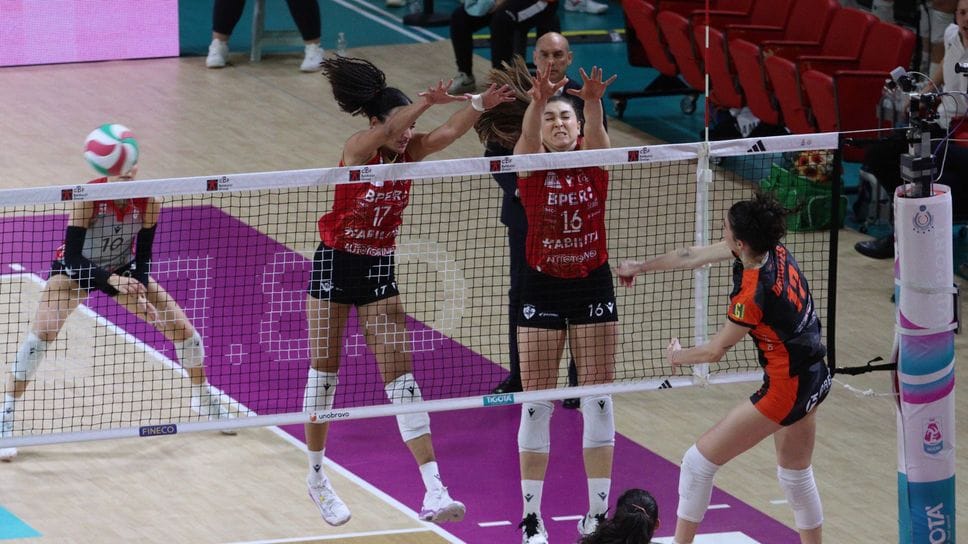 Denise Meli (17) e Michaela Mlejnkova (16) a muro contro Macerata. Domenica 1 febbraio le rossoblù di Cervellin vanno a caccia del successo a Perugia