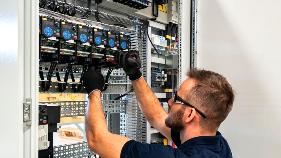 Un elettricista in una foto di repertorio