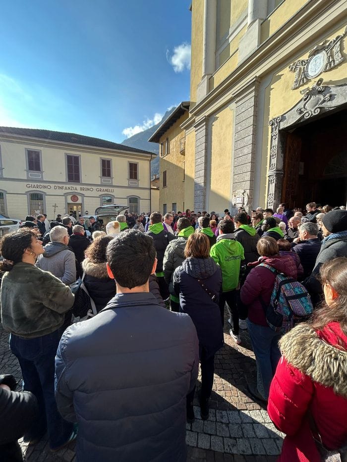 In tantissimi ai funerali del 20enne