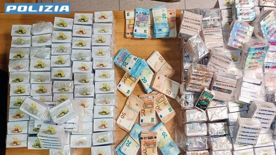 La droga e il denaro recuperato