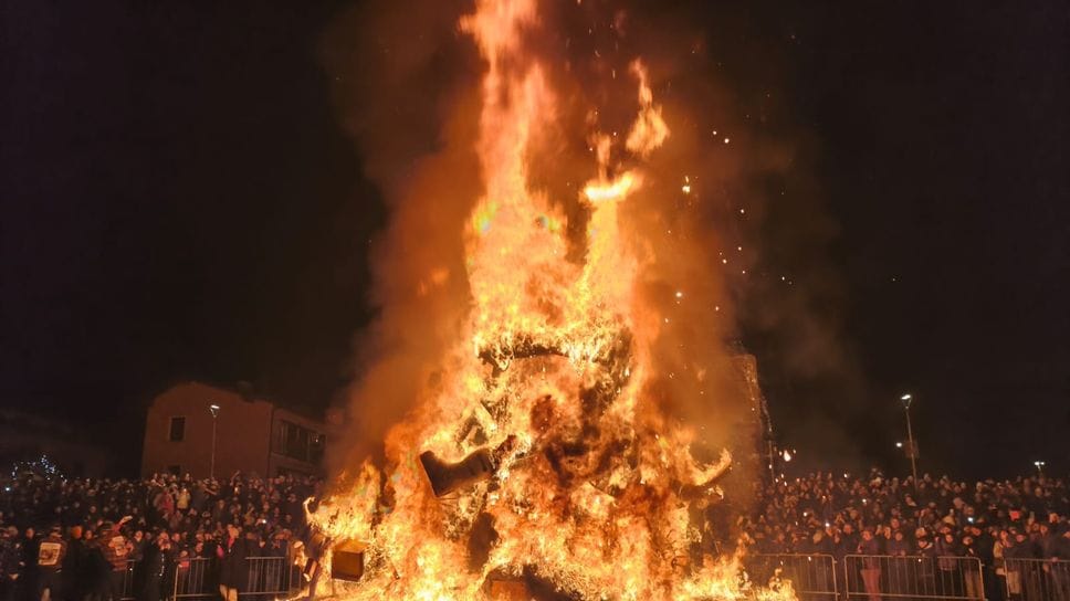 Tantissima gente ad Ardesio per la Scasada del Zenerù