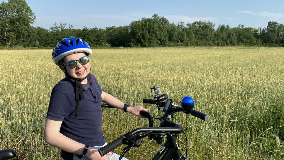 Emanuele ritratto durante un momento spensierato