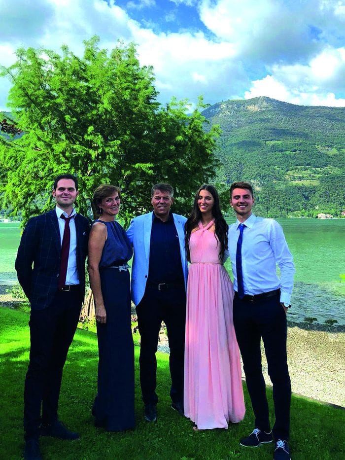 Con i genitori e i due fratelli