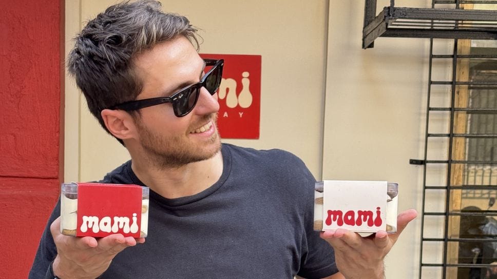 Enrico Signorelli, 31enne di Costa di Mezzate, si è trasferito due anni fa a Mumbai in India e ha dato vita alla sua azienda che produce tiramisù: l’ha chiamata «Mami» in onore della ricetta del dolce appresa dalla mamma
