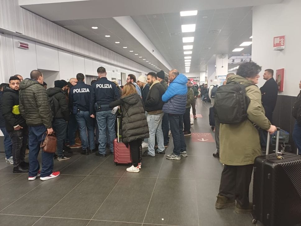 Qualche piccola tensione all’alba alla riapertura dei check in per la gente che dormiva sui rulli delle valigie