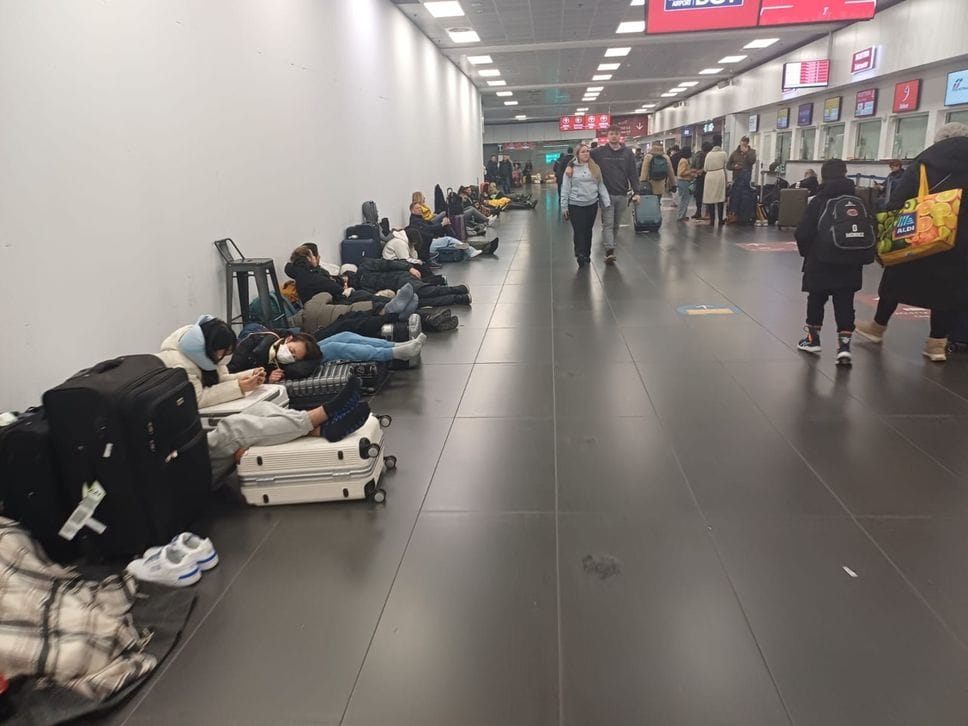 I viaggiatori accampati all’aeroporto di Orio al Serio nella notte tra sabato e domenica