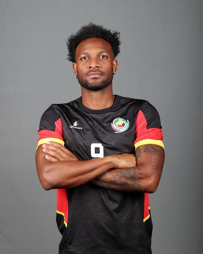Bangal con la maglia del Mozambico