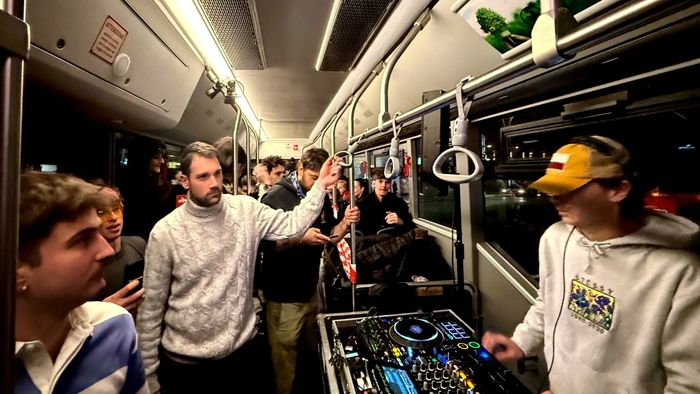 bus notturno con dj tra le vie di bergamo cos236 si balla e si socializza video da Ecodibergamo.it bus notturno con dj tra le vie di bergamo cos236 si balla e si socializza video