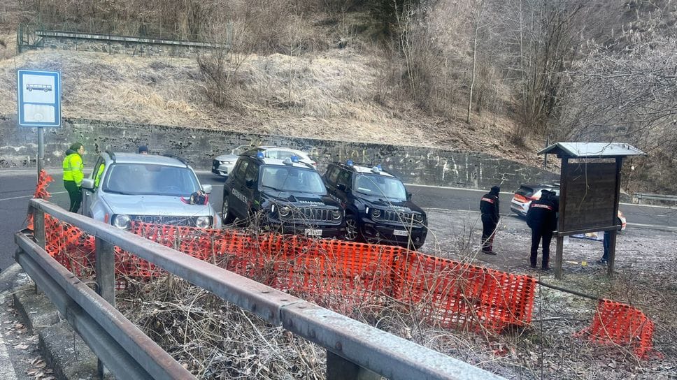 Carabinieri e soccorritori nella zona del ritrovamento del cadavere di un uomo sulla provinciale 25 a Taleggio