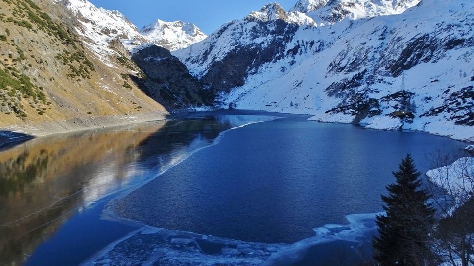 La superficie della diga del Barbellino parzialmente ghiacciata