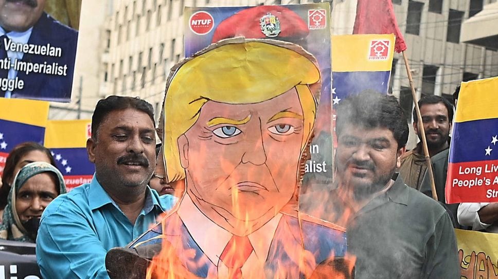 Proteste in Venezuela per l’operazione con cui gli Stati Uniti hanno catturato Maduro