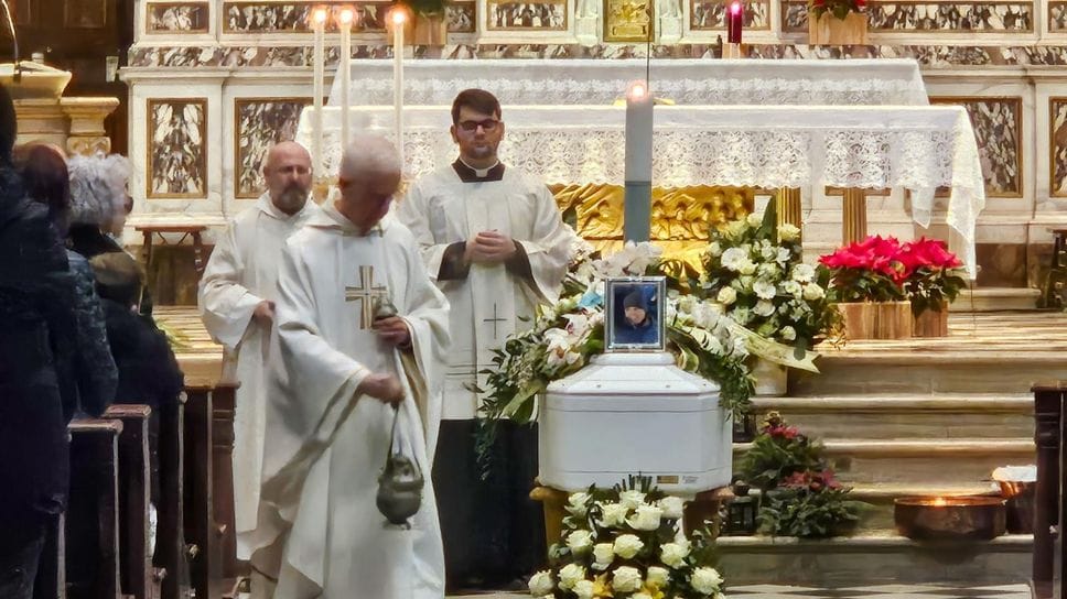 La chiesa gremita di Seriate per il funerale di Emanuele Castioni, morto venerdì 2 gennaio dopo una lunga malattia