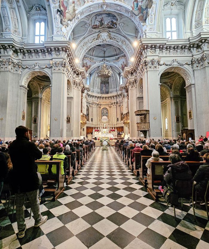 La chiesa gremita di Seriate per il funerale di Emanuele Castioni, morto venerdì 2 gennaio dopo una lunga malattia