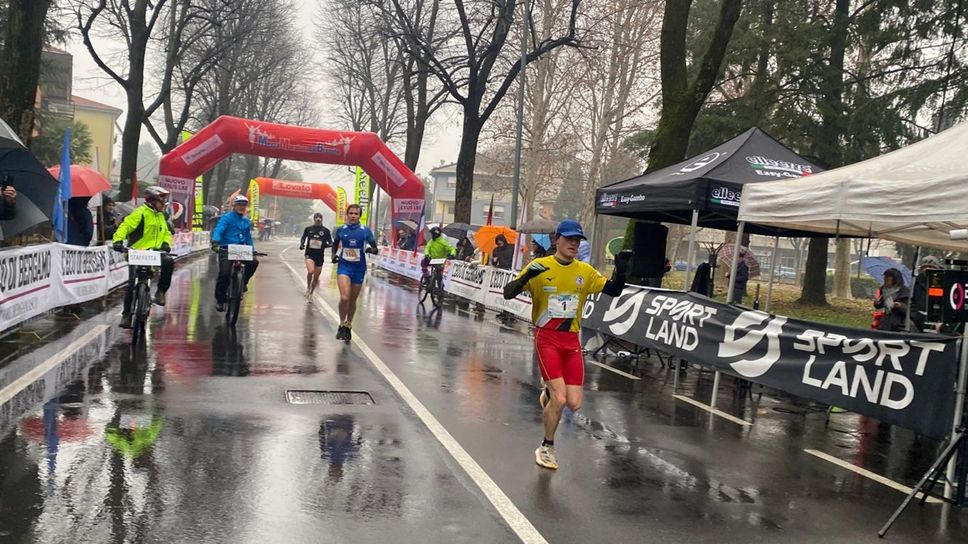 L’arrivo della scorsa edizione: a destra, in maglia gialla numero 1, Nicola Bonzi, che quest’annoi punta al bis