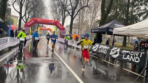 L’arrivo della scorsa edizione: a destra, in maglia gialla numero 1, Nicola Bonzi, che quest’annoi punta al bis