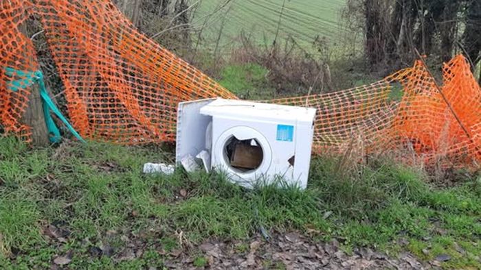 https://storage.ecodibergamo.it/media/photologue/2026/1/5/photos/cache/rifiuti-abbandonati-in-campagna-a-gorlago-ce-anche-una-lavatrice-foto_b8d08d92-e9ac-11f0-940f-b0ed5f54ee16_1920_1080_v3_large_16_9.jpg