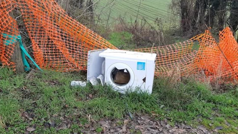 Anche una lavatrice tra i rifiuti abbandonati