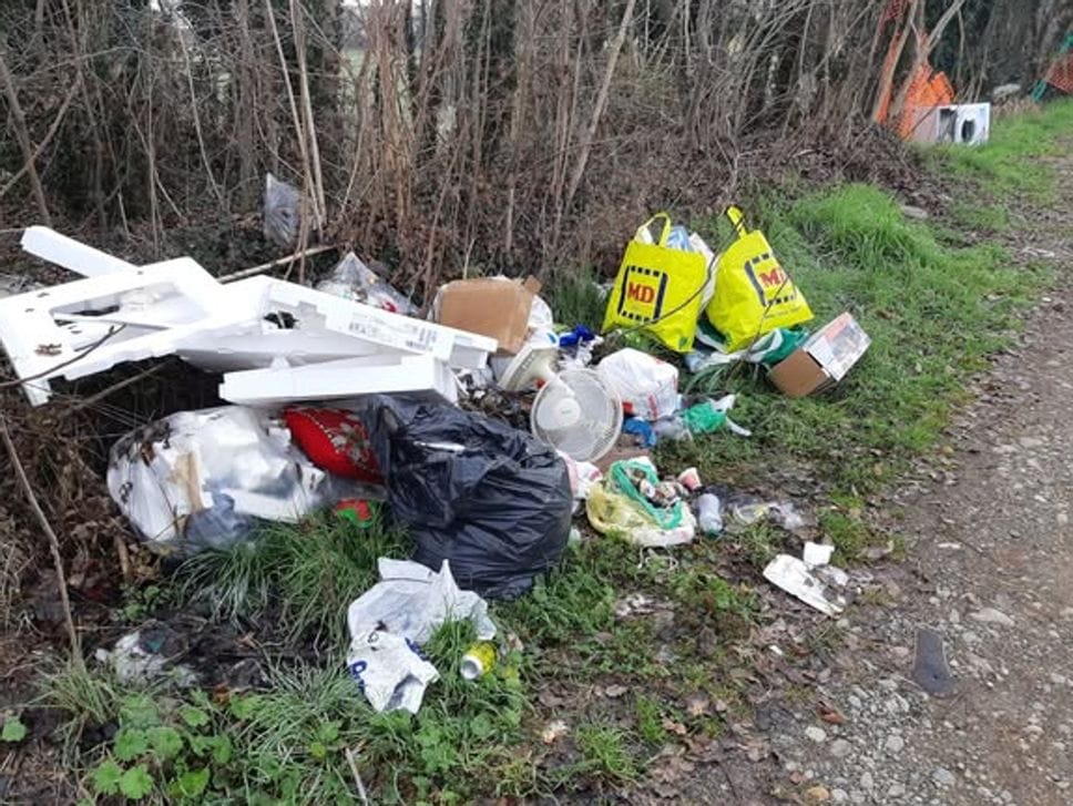 Discarica a cielo aperto, tra i rifiuti e le macerie spunta una lavatrice
