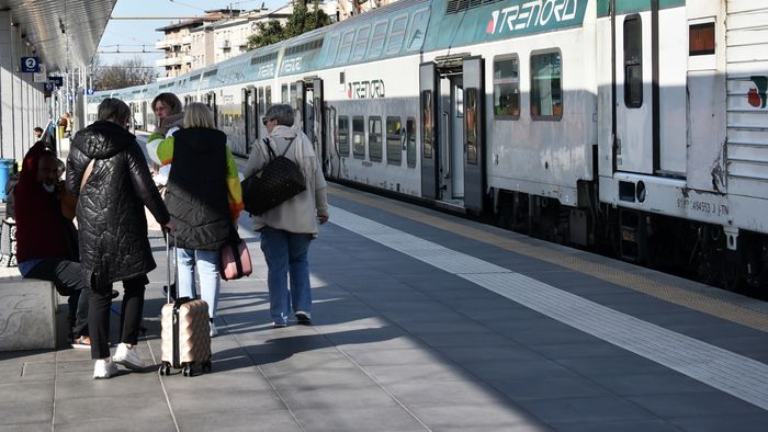https://storage.ecodibergamo.it/media/photologue/2026/1/5/photos/cache/trasporti-lanno-inizia-in-salita-il-12-gennaio-sciopero-di-trenord_82653e94-ea1d-11f0-b2fc-f9785b85cf98_1920_1080_v3_large_16_9.jpg