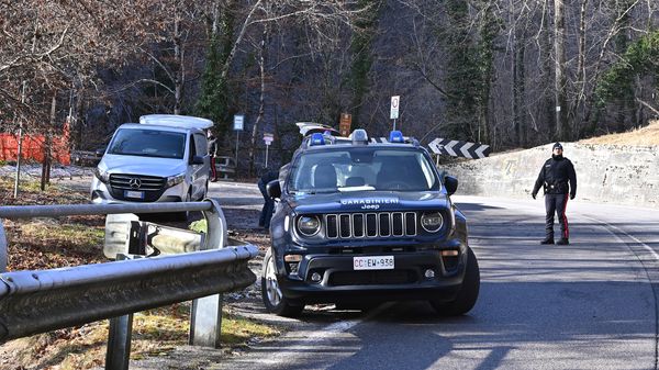 I carabinieri della compagnia di Zogno ieri sul luogo del ritrovamento del cadavere, in località Ponte del Becco, a Taleggio