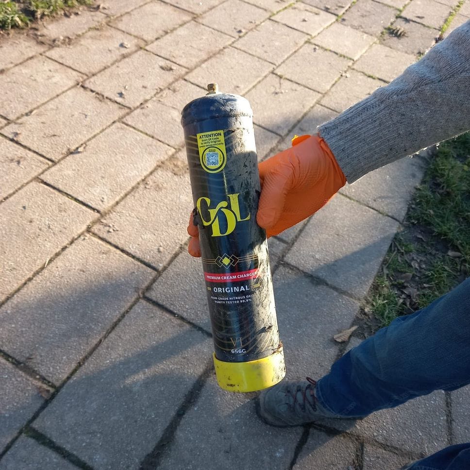 Una bombola di protossido di azoto abbandonata in strada a Bergamo. L’allarme di Plastic Free Onlus, sono sempre di più i ritrovamenti. Non solo problema ambientale ma anche segno di disagio sociale dei giovani