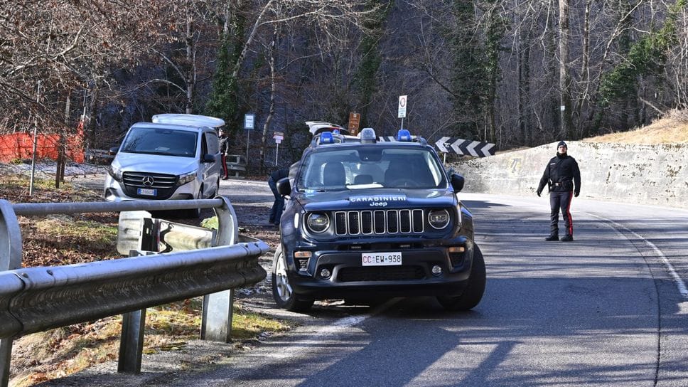 I carabinieri della compagnia di Zogno ieri sul luogo del ritrovamento del cadavere, in località Ponte del Becco, a Taleggio