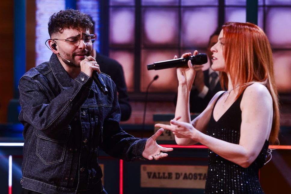 Noemi con Rocco Hunt durante il programma televisivo della Rai, Affari Tuoi speciale Lotteria Italia, condotto da Stefano De Martino