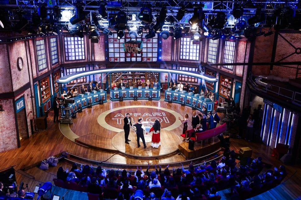 Stefano De Martino durante il programma televisivo della Rai, Affari Tuoi speciale Lotteria Italia