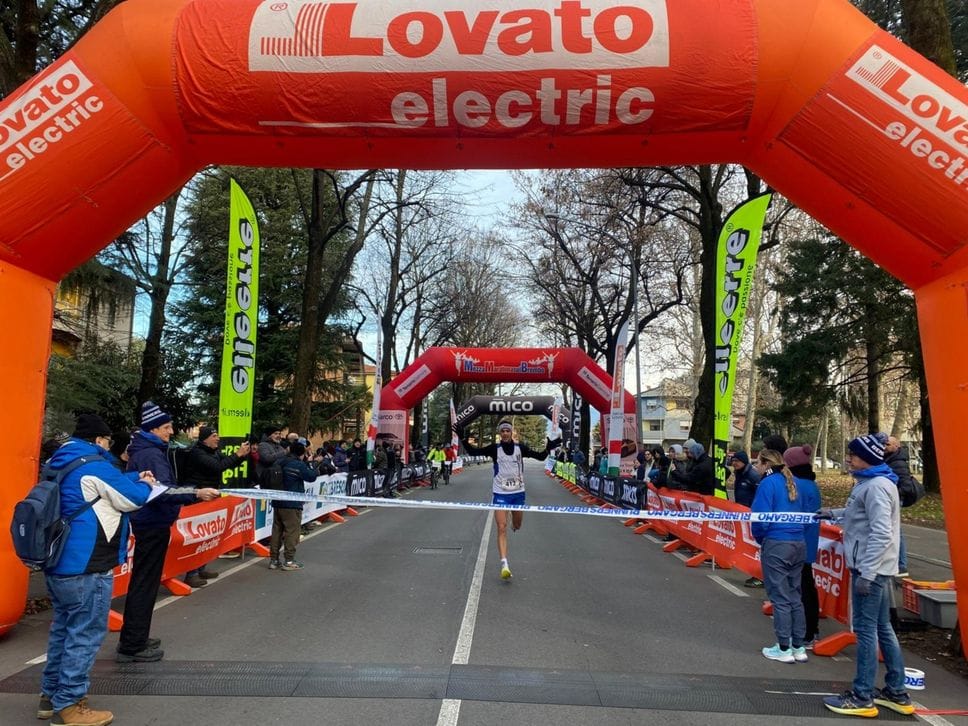 L’arrivo di Patrik Francia, vincitore della Mezza del Brembo 2026 con il tempo di 1h08’09”