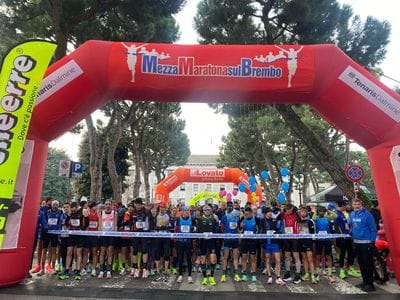 https://storage.ecodibergamo.it/media/photologue/2026/1/6/photos/cache/mezza-maratona-del-brembo-gli-attimi-della-partenza-dei-mille-atleti-iscritti_4054173a-eae7-11f0-bcbf-ecd69928eab6_1920_1080_display.jpg