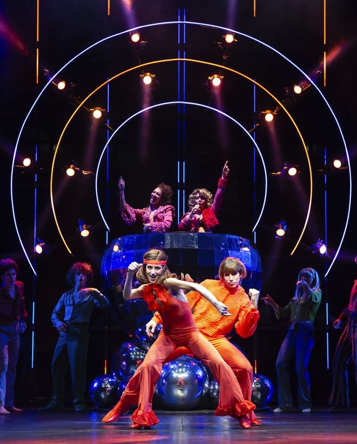 Tanta musica d’epoca e sfavillanti costumi