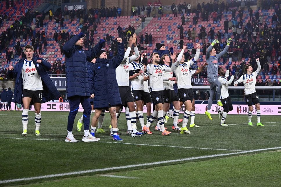 L’esultanza a fine gara dei giocatori atalantini alla fine della gara vinta a Bologna con doppietta di Krstovic
