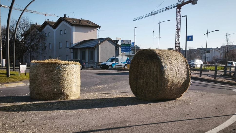 Le balle di fieno sulla strada